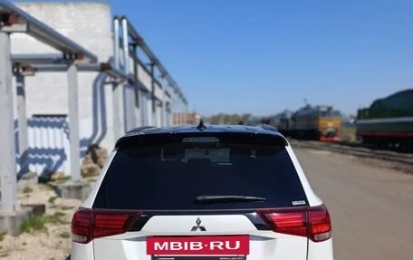 Mitsubishi Outlander III рестайлинг 3, 2021 год, 2 980 000 рублей, 2 фотография