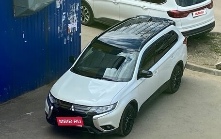 Mitsubishi Outlander III рестайлинг 3, 2021 год, 2 980 000 рублей, 6 фотография