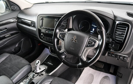 Mitsubishi Outlander III рестайлинг 3, 2018 год, 2 329 000 рублей, 9 фотография