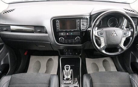 Mitsubishi Outlander III рестайлинг 3, 2018 год, 2 329 000 рублей, 11 фотография