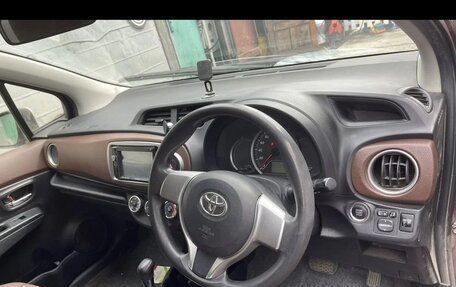 Toyota Vitz, 2014 год, 650 000 рублей, 3 фотография