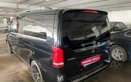 Mercedes-Benz V-Класс, 2017 год, 3 200 000 рублей, 4 фотография