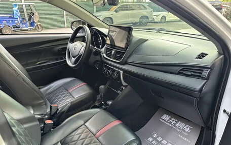Toyota Yaris XP150 рестайлинг, 2021 год, 970 000 рублей, 21 фотография