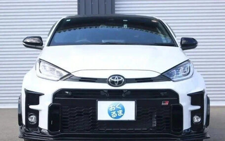 Toyota Yaris, 2022 год, 1 589 018 рублей, 2 фотография