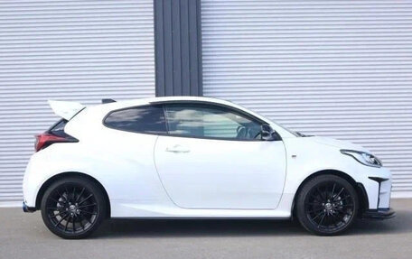 Toyota Yaris, 2022 год, 1 589 018 рублей, 8 фотография