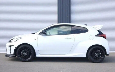 Toyota Yaris, 2022 год, 1 589 018 рублей, 4 фотография