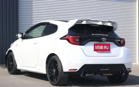 Toyota Yaris, 2022 год, 1 589 018 рублей, 5 фотография