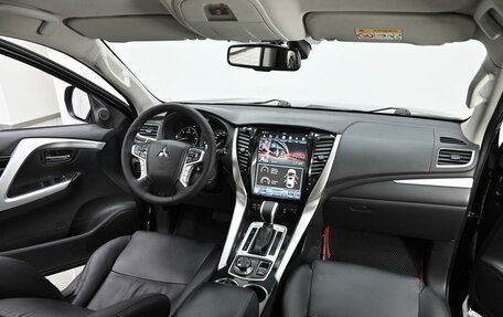 Mitsubishi Pajero Sport III рестайлинг, 2018 год, 2 335 000 рублей, 4 фотография