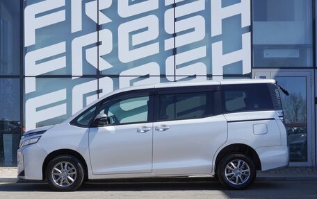 Toyota Voxy III, 2018 год, 2 199 000 рублей, 6 фотография