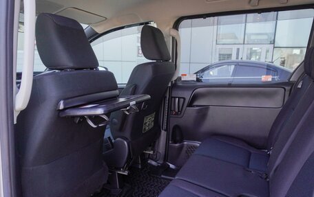 Toyota Voxy III, 2018 год, 2 199 000 рублей, 12 фотография