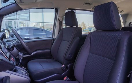 Toyota Voxy III, 2018 год, 2 199 000 рублей, 10 фотография