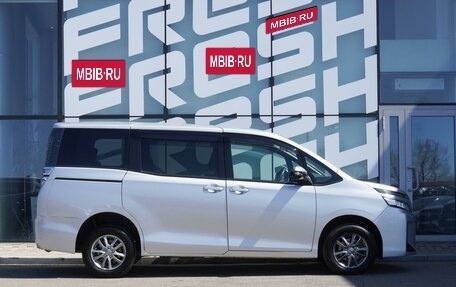 Toyota Voxy III, 2018 год, 2 199 000 рублей, 5 фотография