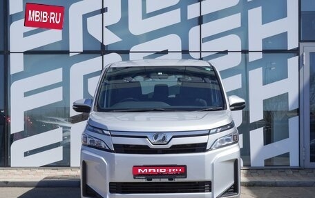 Toyota Voxy III, 2018 год, 2 199 000 рублей, 2 фотография