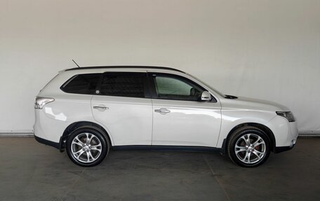 Mitsubishi Outlander III рестайлинг 3, 2013 год, 1 400 000 рублей, 8 фотография