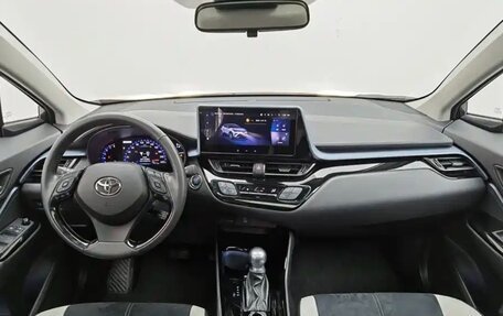 Toyota C-HR I рестайлинг, 2023 год, 2 050 000 рублей, 7 фотография
