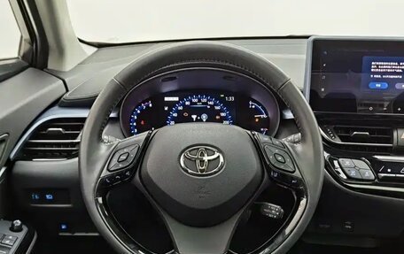 Toyota C-HR I рестайлинг, 2023 год, 2 050 000 рублей, 8 фотография