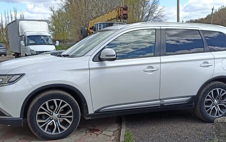 Mitsubishi Outlander III рестайлинг 3, 2016 год, 1 850 000 рублей, 3 фотография