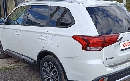 Mitsubishi Outlander III рестайлинг 3, 2016 год, 1 850 000 рублей, 4 фотография