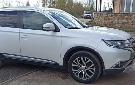 Mitsubishi Outlander III рестайлинг 3, 2016 год, 1 850 000 рублей, 2 фотография