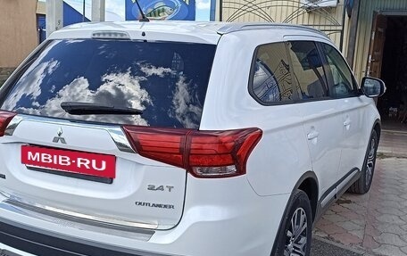 Mitsubishi Outlander III рестайлинг 3, 2016 год, 1 850 000 рублей, 5 фотография