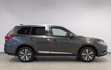 Mitsubishi Outlander III рестайлинг 3, 2020 год, 2 300 000 рублей, 4 фотография