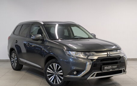 Mitsubishi Outlander III рестайлинг 3, 2020 год, 2 300 000 рублей, 3 фотография
