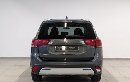 Mitsubishi Outlander III рестайлинг 3, 2020 год, 2 300 000 рублей, 6 фотография
