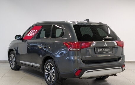 Mitsubishi Outlander III рестайлинг 3, 2020 год, 2 300 000 рублей, 7 фотография