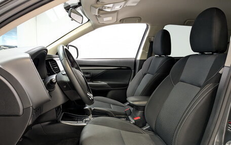 Mitsubishi Outlander III рестайлинг 3, 2020 год, 2 300 000 рублей, 20 фотография