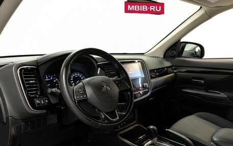 Mitsubishi Outlander III рестайлинг 3, 2020 год, 2 300 000 рублей, 16 фотография