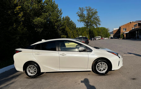 Toyota Prius IV XW50, 2016 год, 1 950 000 рублей, 3 фотография