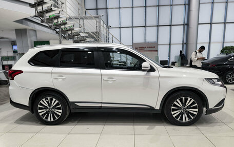 Mitsubishi Outlander III рестайлинг 3, 2020 год, 2 399 000 рублей, 5 фотография