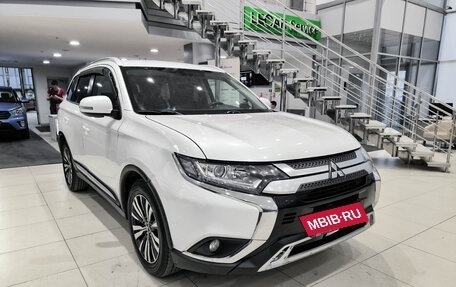 Mitsubishi Outlander III рестайлинг 3, 2020 год, 2 399 000 рублей, 3 фотография