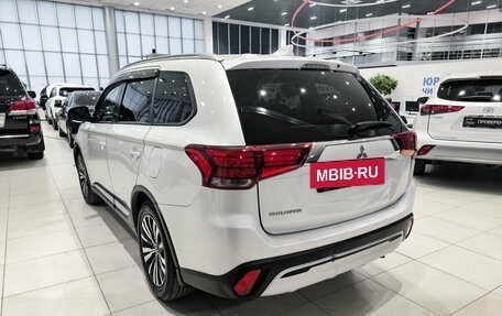 Mitsubishi Outlander III рестайлинг 3, 2020 год, 2 399 000 рублей, 8 фотография
