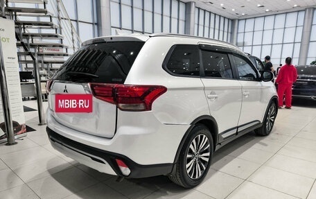 Mitsubishi Outlander III рестайлинг 3, 2020 год, 2 399 000 рублей, 6 фотография