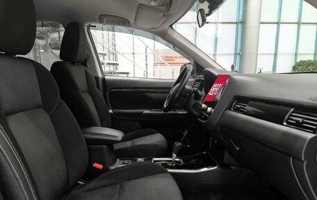 Mitsubishi Outlander III рестайлинг 3, 2020 год, 2 399 000 рублей, 13 фотография