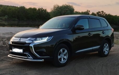Mitsubishi Outlander III рестайлинг 3, 2019 год, 1 950 000 рублей, 1 фотография