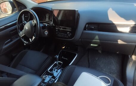 Mitsubishi Outlander III рестайлинг 3, 2019 год, 1 950 000 рублей, 5 фотография