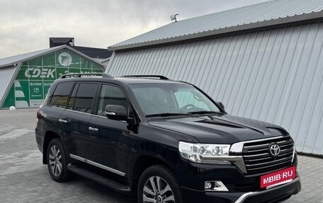 Toyota Land Cruiser 200, 2017 год, 6 850 000 рублей, 2 фотография