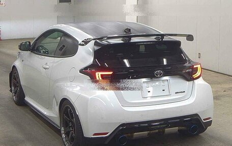Toyota Yaris, 2020 год, 4 000 000 рублей, 2 фотография