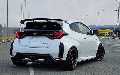 Toyota Yaris, 2020 год, 4 000 000 рублей, 32 фотография