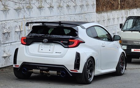 Toyota Yaris, 2020 год, 4 000 000 рублей, 33 фотография