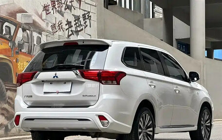 Mitsubishi Outlander III рестайлинг 3, 2022 год, 1 850 555 рублей, 9 фотография