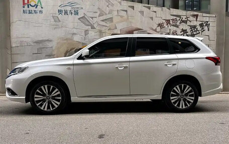 Mitsubishi Outlander III рестайлинг 3, 2022 год, 1 850 555 рублей, 8 фотография