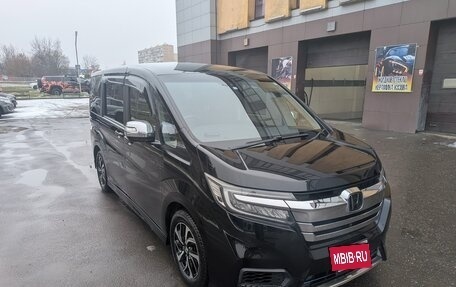Honda Stepwgn IV, 2017 год, 2 300 000 рублей, 2 фотография