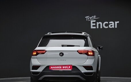 Volkswagen T-Roc I, 2022 год, 2 100 000 рублей, 4 фотография