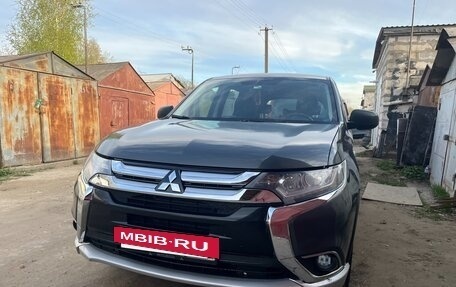 Mitsubishi Outlander III рестайлинг 3, 2015 год, 1 770 000 рублей, 2 фотография