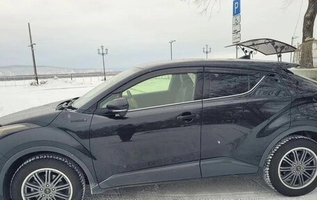 Toyota C-HR I рестайлинг, 2017 год, 2 300 000 рублей, 3 фотография