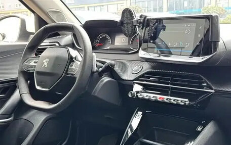 Peugeot 2008 II, 2023 год, 1 210 000 рублей, 8 фотография