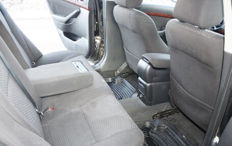 Toyota Avensis III рестайлинг, 2004 год, 545 000 рублей, 17 фотография